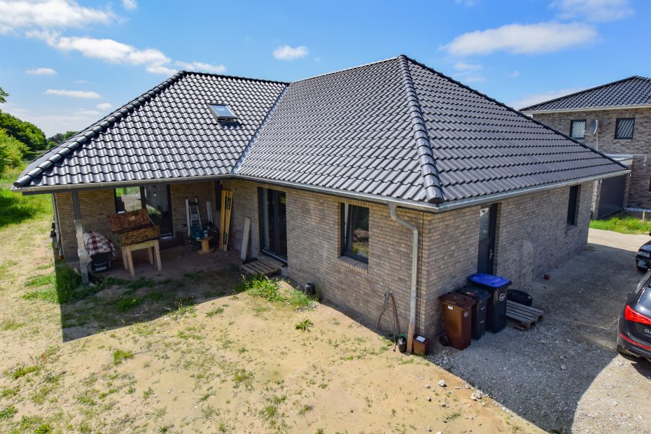 Winkelbungalow mit einem Dachstuhl als Walmdach 20