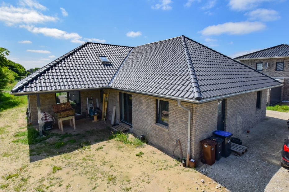 Winkelbungalow mit einem Dachstuhl als Walmdach 19