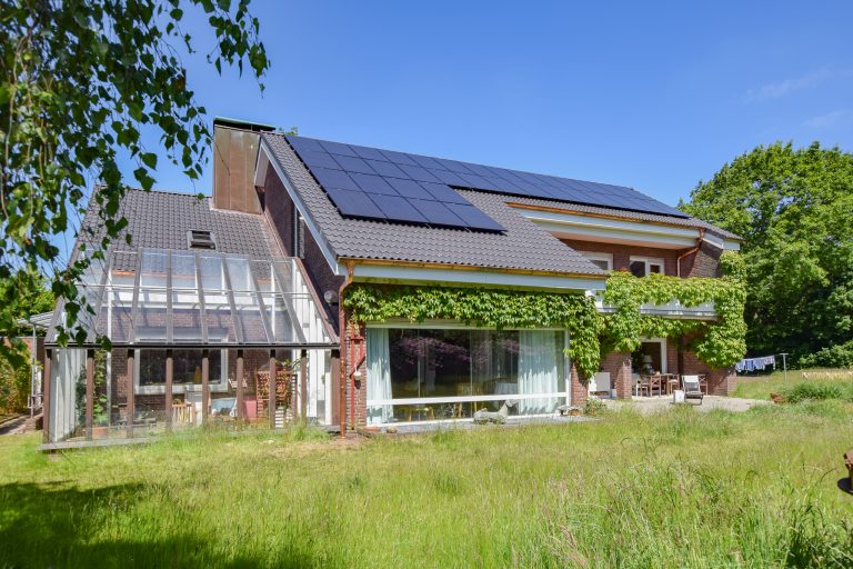 Dach mit Holzfaserdämmung und einer PV-Anlage 10