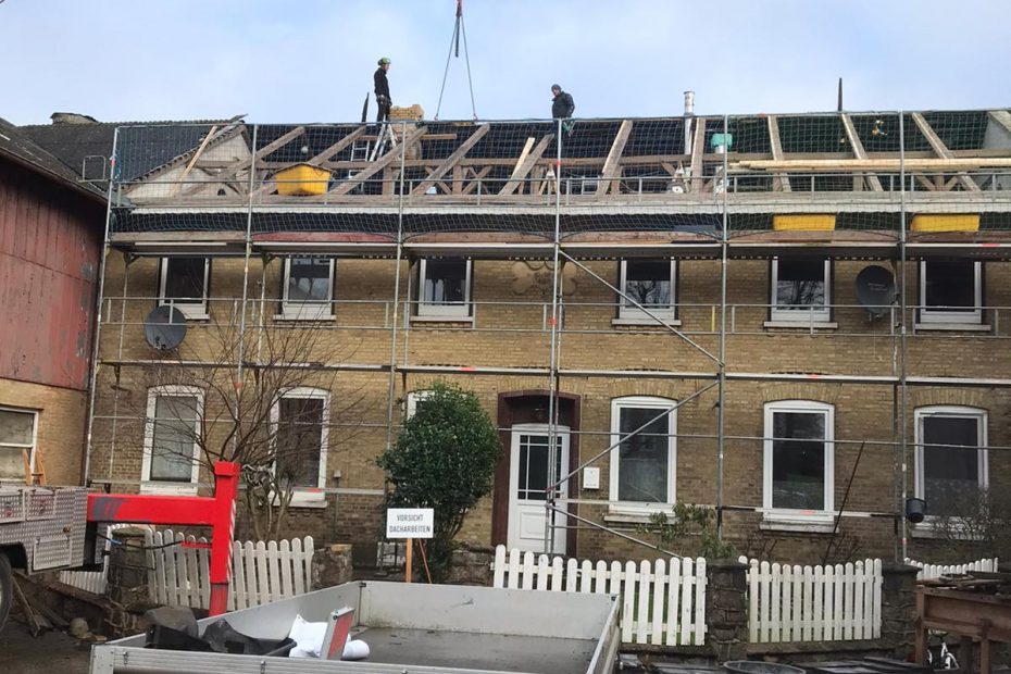 Dacharbeiten Sanierung Bauernhaus mit Kran 5