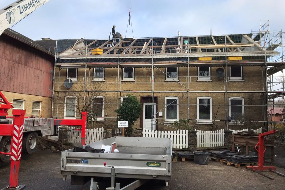 Dacharbeiten Sanierung Bauernhaus mit Kran 4