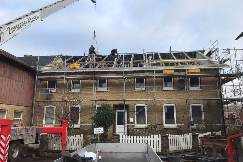 Dacharbeiten Sanierung Bauernhaus mit Kran 3