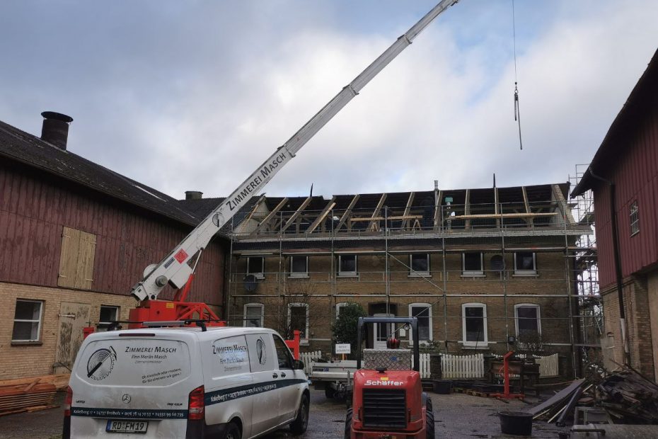 Dacharbeiten Sanierung Bauernhaus mit Kran 2