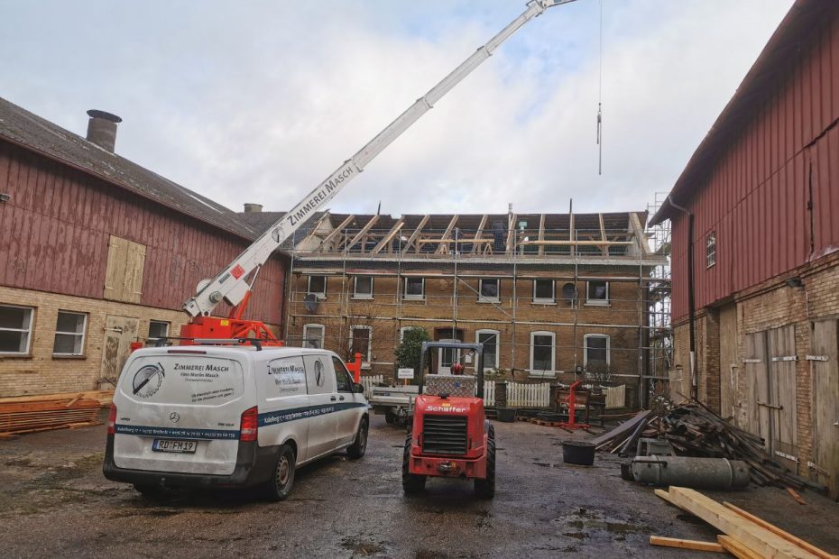 Dacharbeiten Sanierung Bauernhaus mit Kran